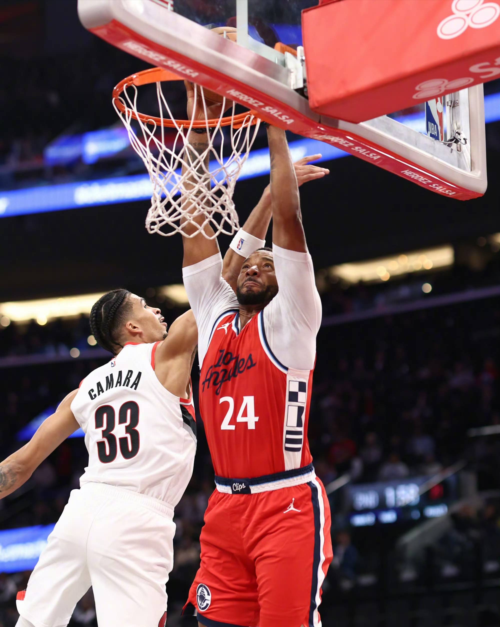 路威连得30分，快船逆转独行侠的简单介绍