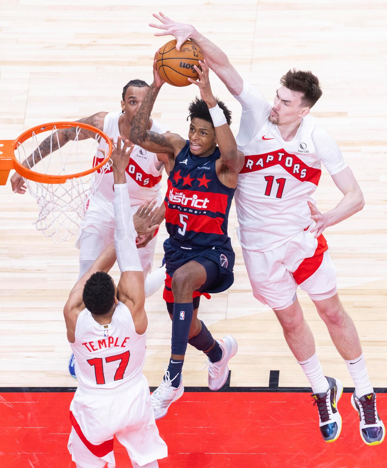 猛龙队主场大胜国王队