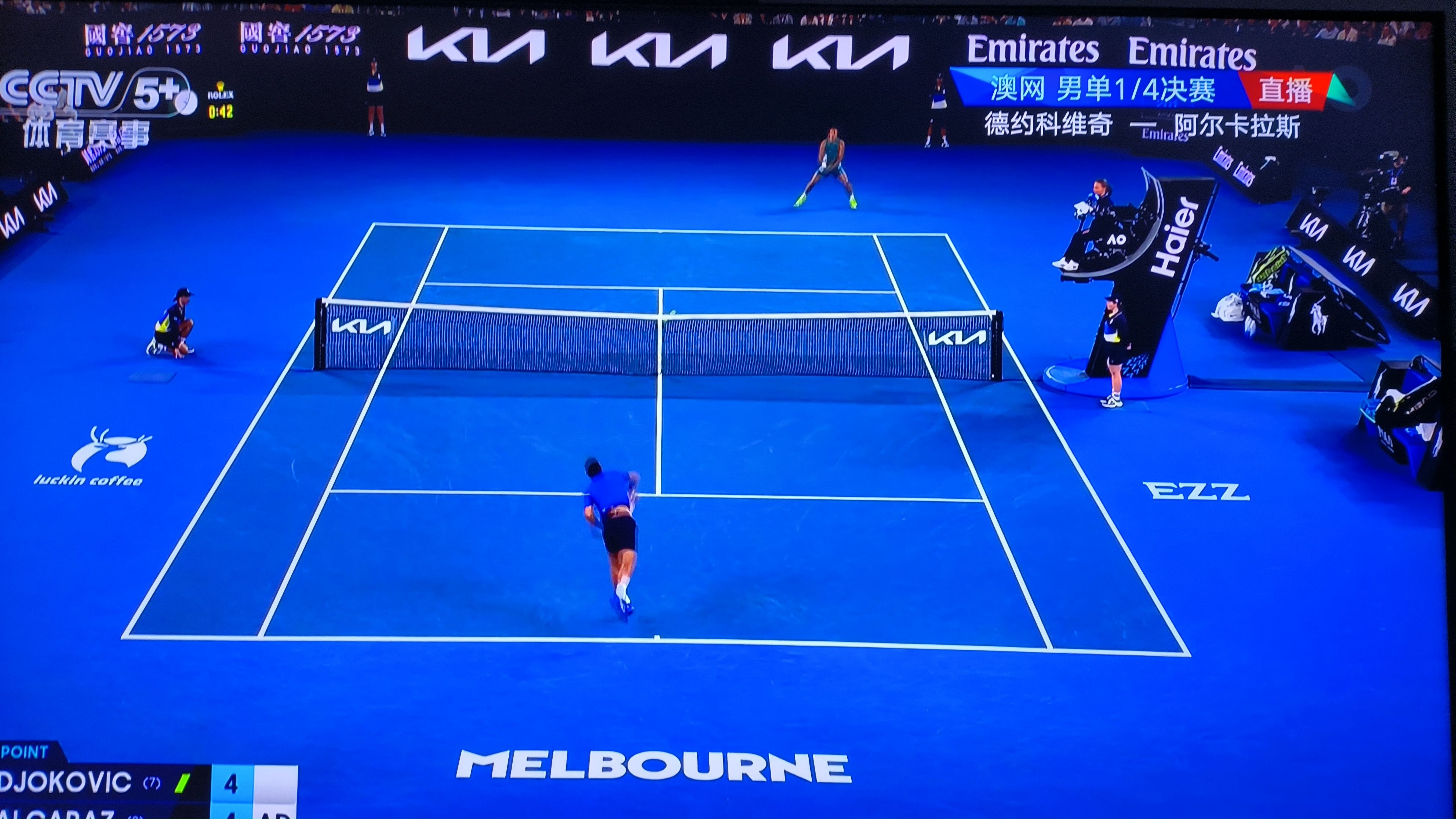 包含西班牙网球队鏖战澳大利亚网球队，费德勒送出助攻的词条