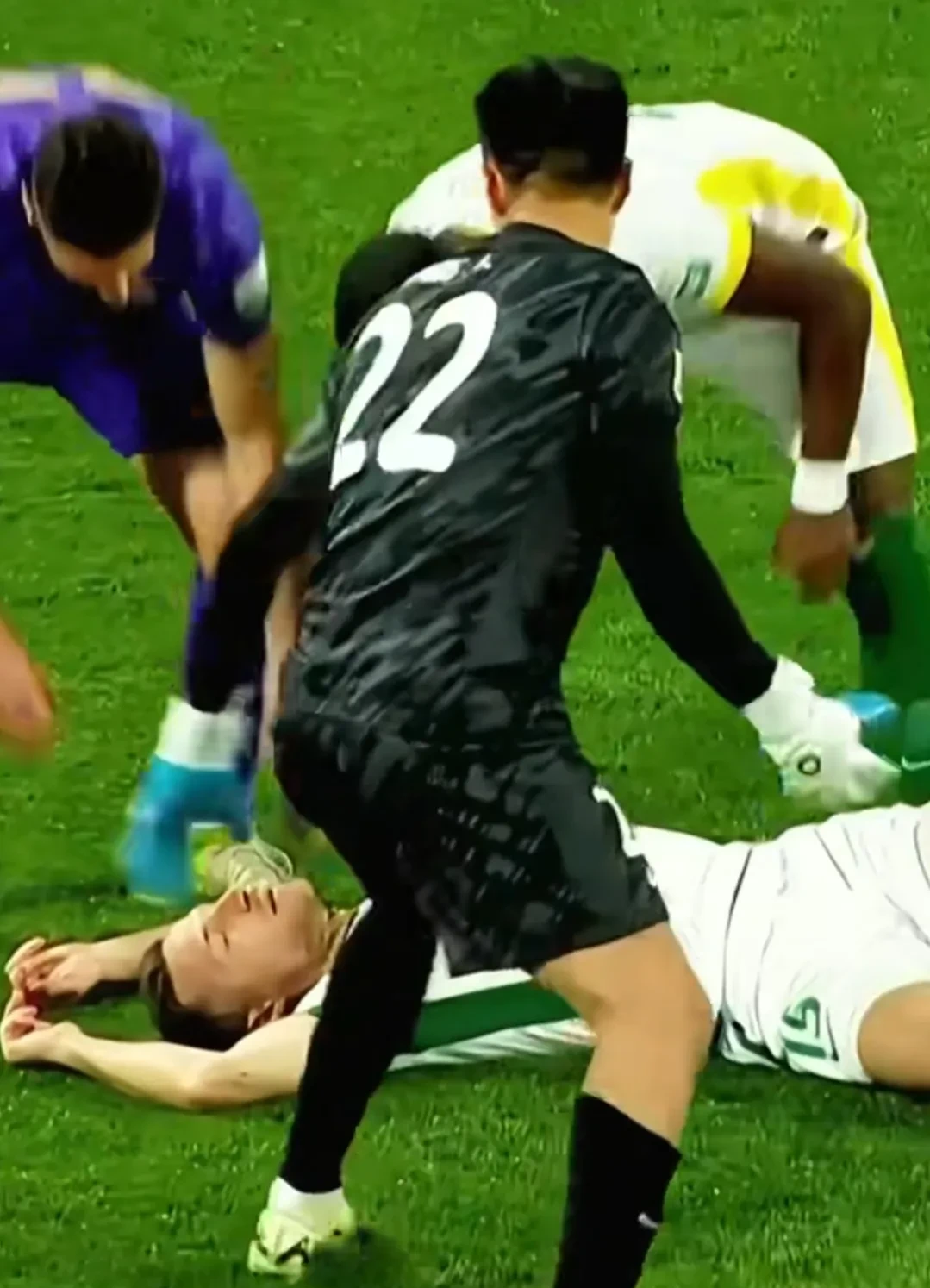 开云体育官网-英超明星选手受伤退赛，引发热议