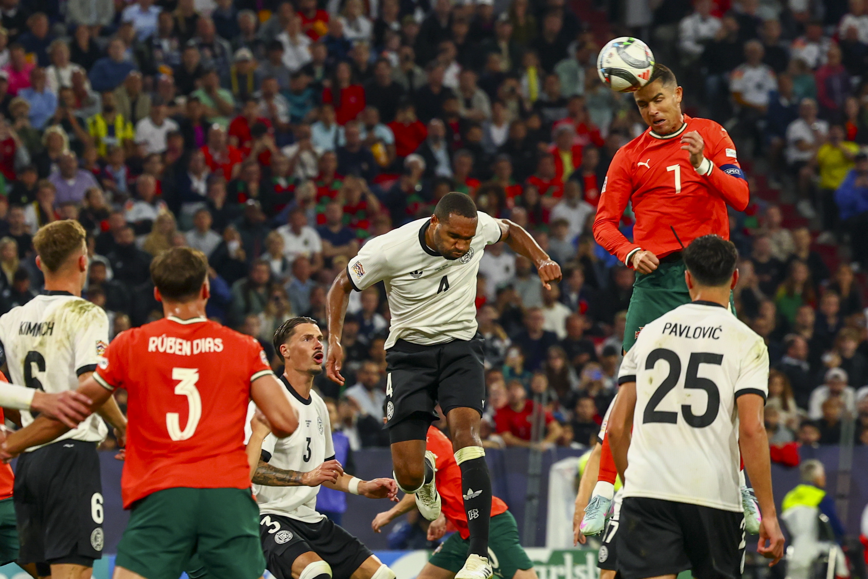 开云体育中国-波兰队险胜葡萄牙队，奥恰洛夫点燃赛场