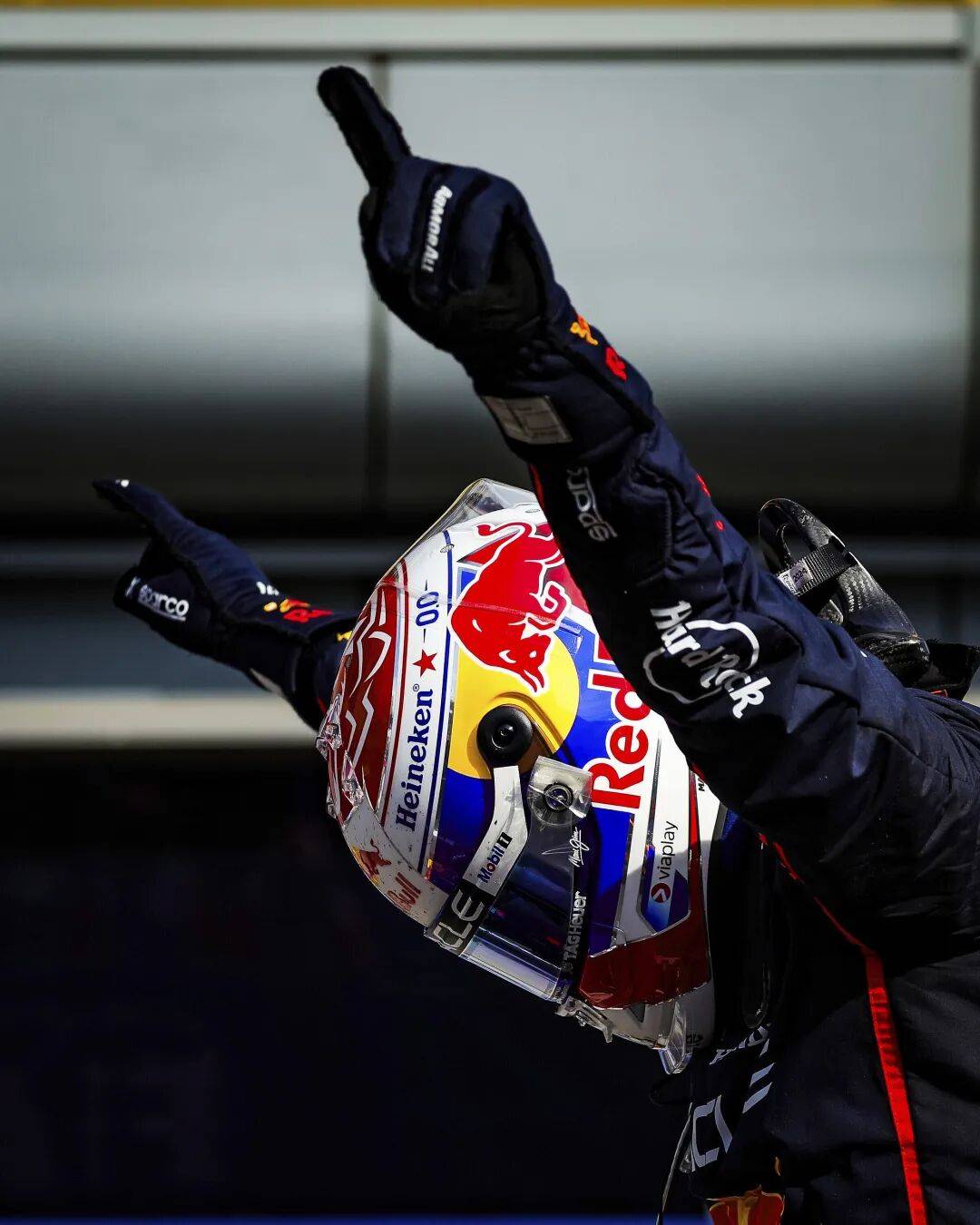 哈斯车队鏖战红牛二队，皮亚斯特里惊艳四座